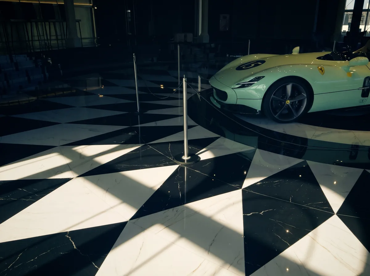 Automóvel clássico verde-menta exposto num átrio com chão em mosaico preto e branco